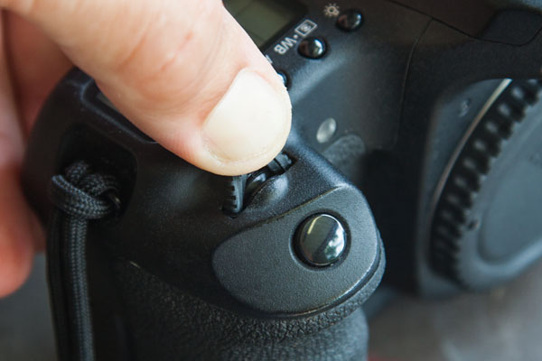 lifting the rubber grip on the main dial to expose the plastic wheel