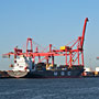 loading a container ship