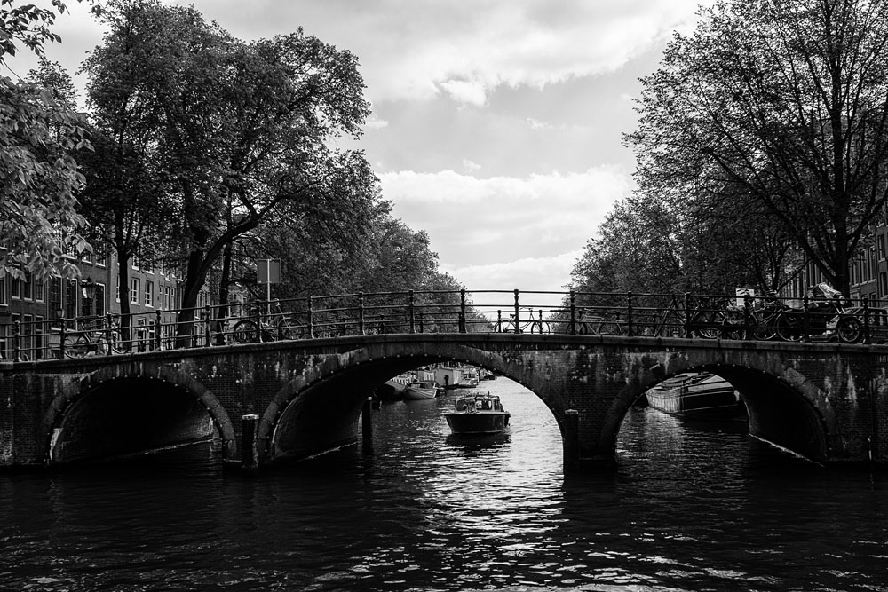boat on the Keizersgracht passing under the bridge (Brouwersgracht in the foreground)